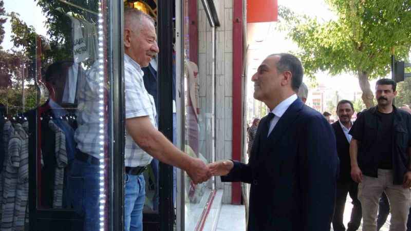 Vali Öksüz ayağının tozuyla esnaf ve şehitlik ziyaretinde bulundu