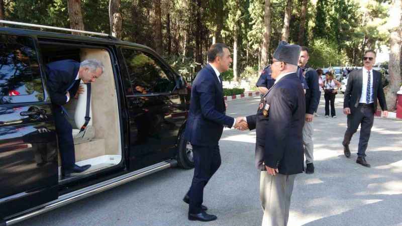 Vali Öksüz ayağının tozuyla esnaf ve şehitlik ziyaretinde bulundu