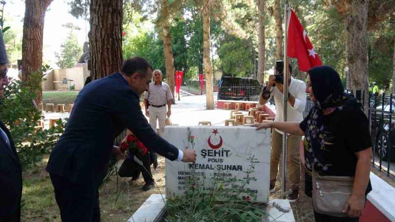 Vali Öksüz ayağının tozuyla esnaf ve şehitlik ziyaretinde bulundu