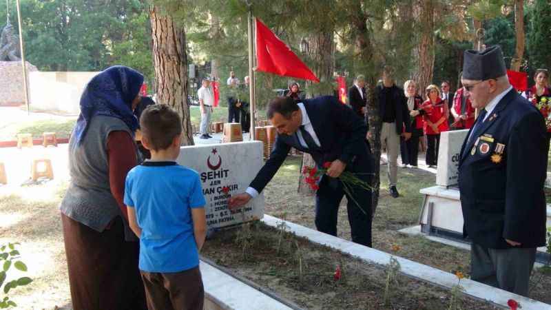 Vali Öksüz ayağının tozuyla esnaf ve şehitlik ziyaretinde bulundu