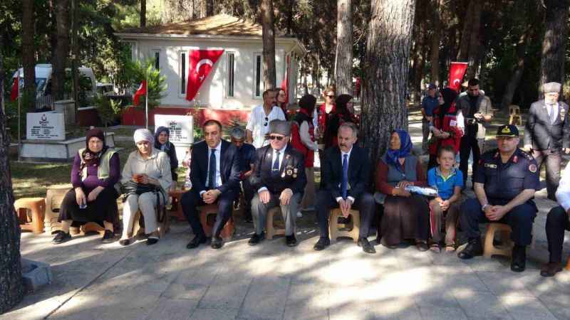 Vali Öksüz ayağının tozuyla esnaf ve şehitlik ziyaretinde bulundu