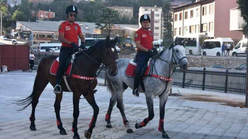 Ankara ve Van polis atlı birlikleri Bitlis’in tarihi sokaklarında devriye attı