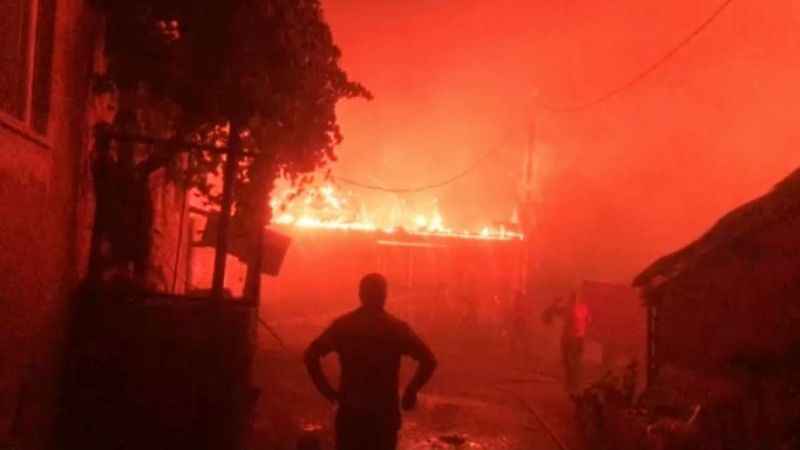 Çanakkale’de yangın evlere ulaştı, evler alev alev yanıyor