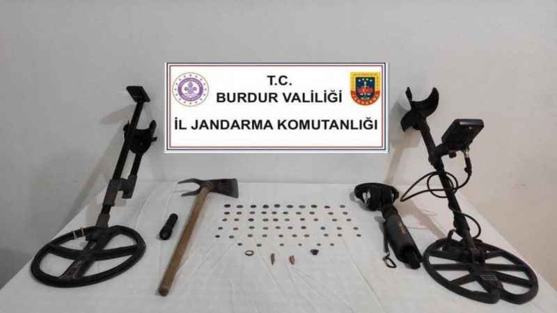 Burdur’da jandarmadan kaçak kazıya suçüstü