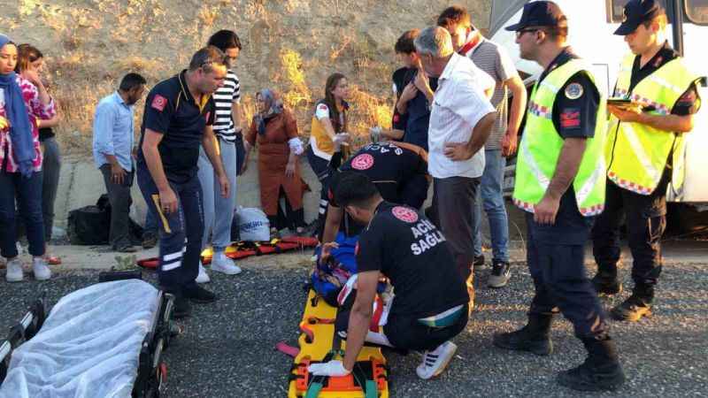 Elazığ’da tekeri patlayan midibüs su kanalına düştü: 13 yaralı