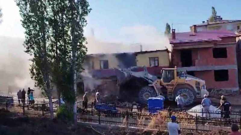 Sivas’ta köyde çıkan yangında iki ev kullanılamaz hale geldi