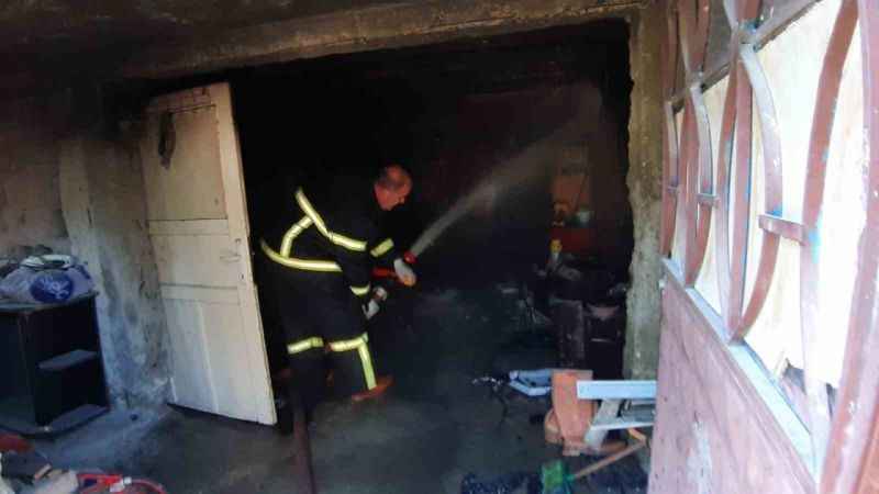 Yangınında köylüler seferber oldu, 3 kişi evden kurtarıldı