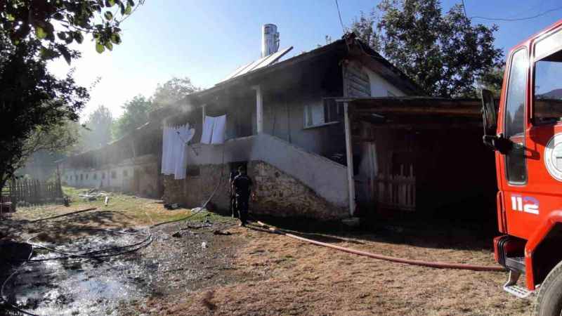 Yangınında köylüler seferber oldu, 3 kişi evden kurtarıldı