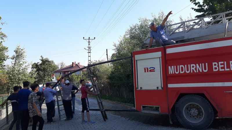 Yangınında köylüler seferber oldu, 3 kişi evden kurtarıldı