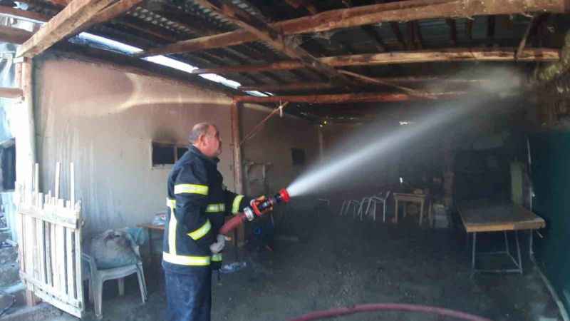 Yangınında köylüler seferber oldu, 3 kişi evden kurtarıldı