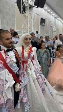 Tır şoförü damada düğünde tır lastiği hediye ettiler