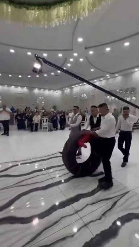 Tır şoförü damada düğünde tır lastiği hediye ettiler