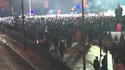 İzinsiz göstericilere operasyon: 71 gözaltı