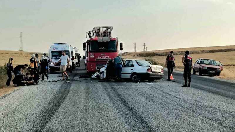 Kontrolden çıkan otomobil karşı şeritteki araca çarptı: 1 ölü, 8 yaralı