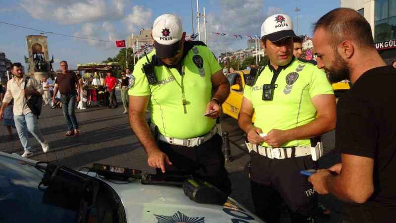 Taksim’de ticari taksiler denetlendi