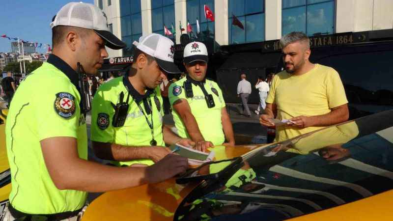 Taksim’de ticari taksiler denetlendi