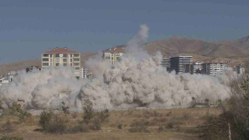 Malatya’da patlayıcı ile bina yıkımlarına devam ediliyor