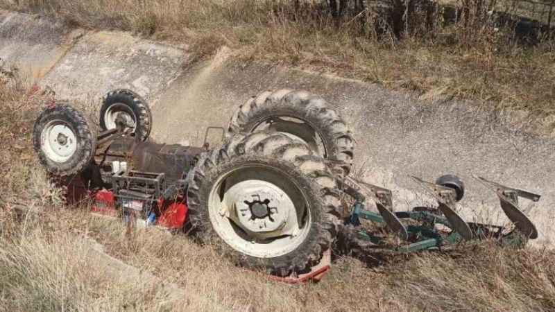 Traktör dere yatağına yuvarlandı: 1 ölü