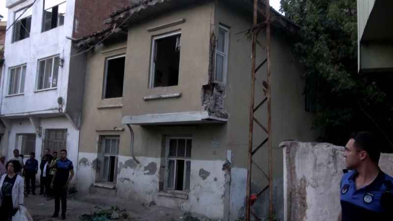 Belediye başkan adayının evinden 15 kamyon çöp çıktı