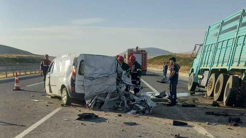 Nevşehir’de hafif ticari araç kamyona arkadan çarptı: 2 ölü