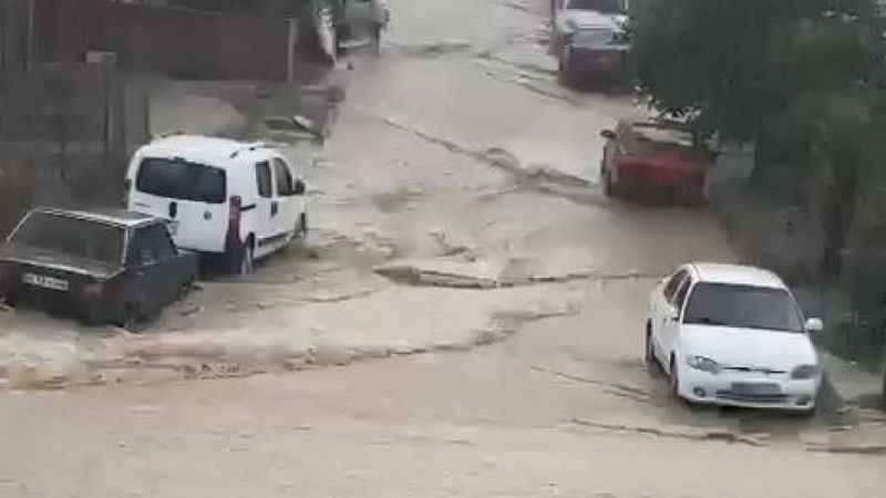 Arnavutköy’de yollar göle döndü, araçlar suya gömüldü, bir evi su bastı