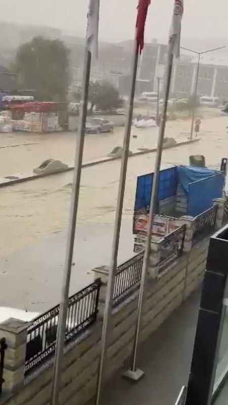 Arnavutköy’de yollar göle döndü, araçlar suya gömüldü, bir evi su bastı