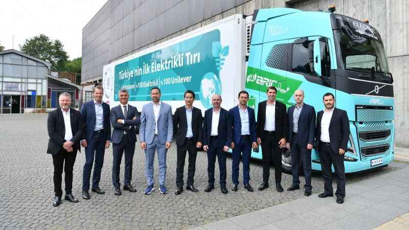 Marubeni Dağıtım ve Servis A.Ş., Unilever Türkiye ve Arıç Lojistik’e Volvo FH elektrikli çekicilerini teslim etti