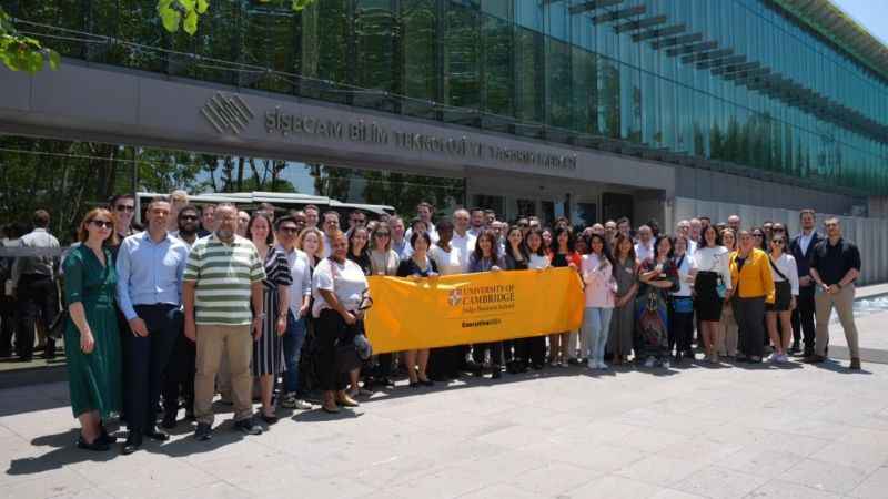 Cambridge Üniversitesi’nin dev global şirketlerde yönetici olan MBA öğrencileri Şişecam’ı ziyaret etti