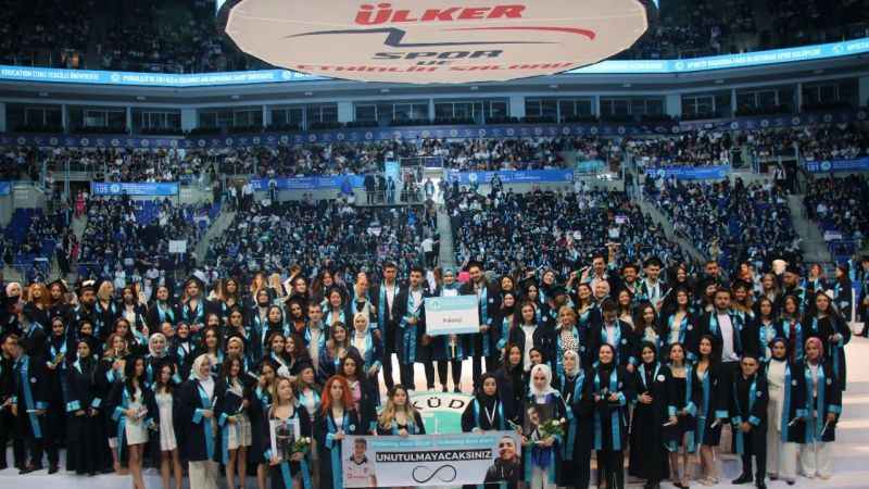 Üsküdar Üniversitesi 10. mezunlarını uğurladı