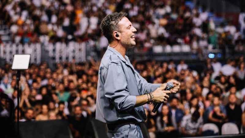 Oğuzhan Koç yeni yeni klibini Turkcell Vadi Sahnesine taşıdı 