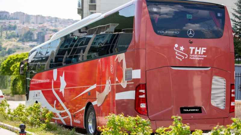Mercedes-Benz Türk, Türkiye Hentbol Federasyonu Milli Takımları’nın resmi ulaşım sponsoru olmaya devam ediyor