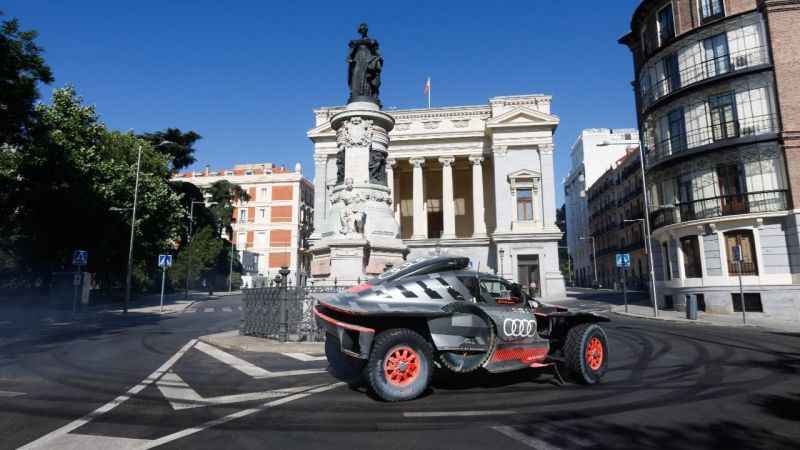 Audi RS Q e-tron çölden şehire iniyor