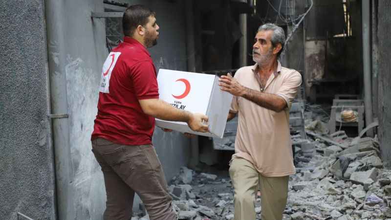 Türk Kızılay Gazze'deki ekibiyle sivillere yardım ediyor