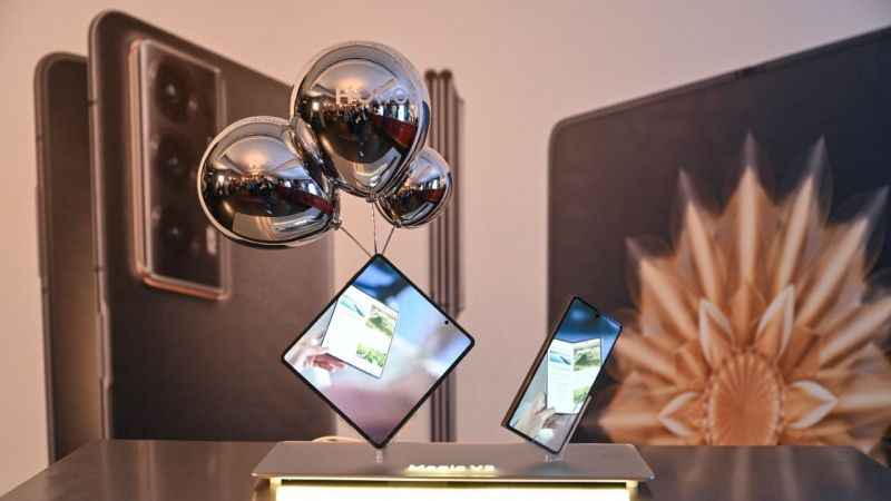 Dünyanın en ince ve en hafif içe katlanan telefonu HONOR Magic V2 şimdi Türkiye’de