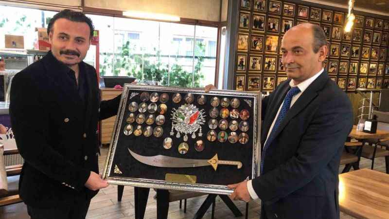 Restoranda unutulan altın ve dövizleri polise teslim etti