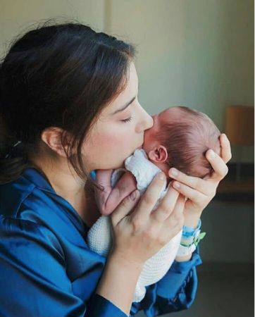 Hazal Kaya Fikret Ali’yi ilk kez paylaştı! İşte mutlu aile pozu