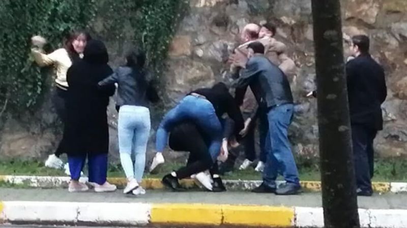 Pendik’te 5 kişi tekme ve taşlarla birbirine girdi