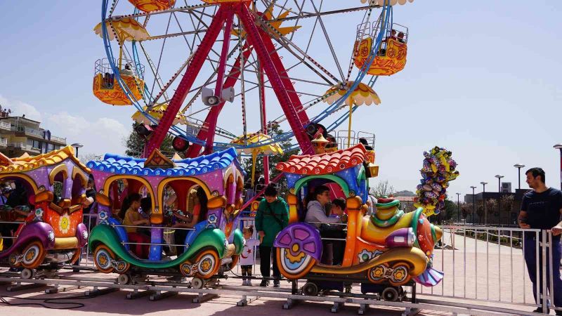Lunapark çocukların dünyası dolup taşıyor