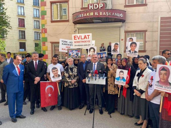 Diyarbakır Valisi Karaloğlu’ndan evlat nöbetindeki ailelere bayram ziyareti