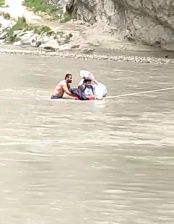 Su seviyesi yükselince mahsur kalan 8 kişi kurtarıldı