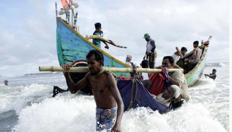 Arakanlı Müslümanları taşıyan teknede facia
