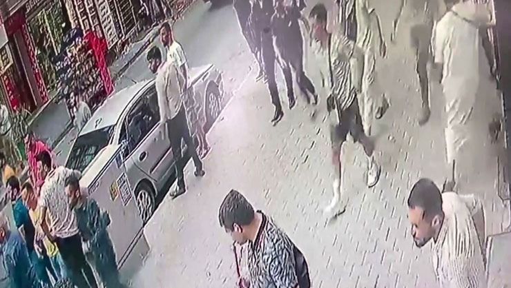 Esenyurt’ta meydan savaşı gibi kavga: Bıçak, sopa ve şişini alan kavgaya koştu