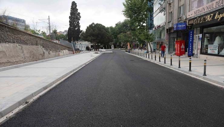 Hürriyet Caddesi’nin trafiğe açılması için belediye ekiplerinden yoğun mesai