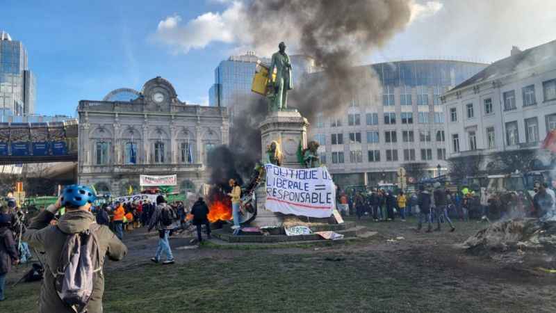 Avrupa Parlamentosu’nun önü savaş alanına döndü