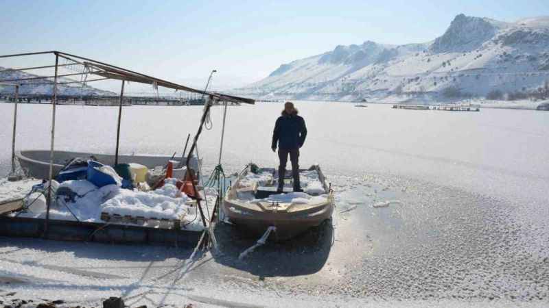 Erzincan’da soğuk havanın etkisiyle barajlar dondu