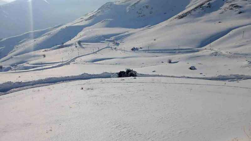 Yüksekova’da 4 metrelik kar tünellerinde çalışma