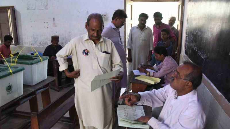 Pakistan’da halk sandık başında