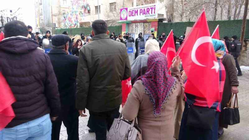 Evlat nöbetindeki anne Saliha Mert: “DEM Parti’ye oy verenler hakkımıza giriyorlar”