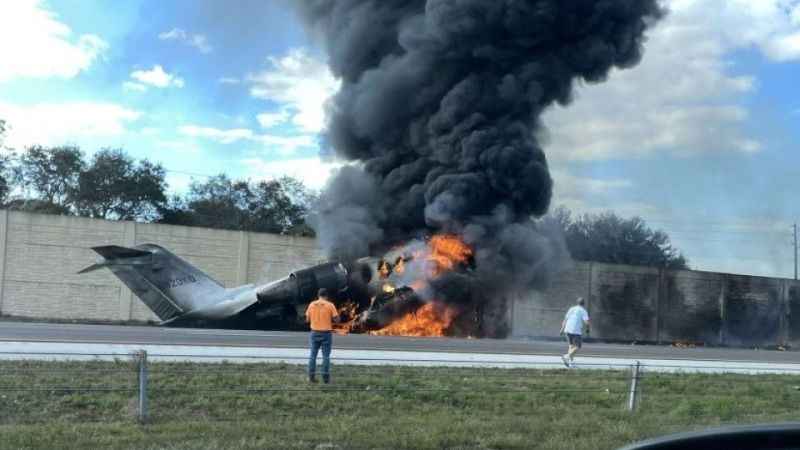 Florida’da otoyola inen küçük uçak araca çarpıp alev aldı: 2 ölü