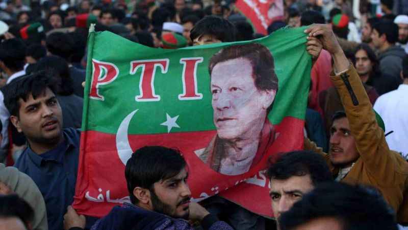 Pakistan’da hapisteki Imran Khan’ın partisi PTI destekli bağımsız adaylar yarışı önde götürüyor